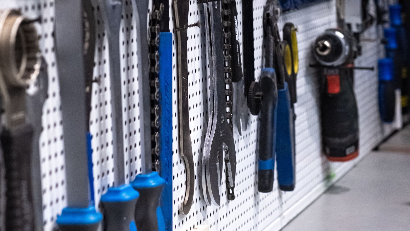 quadro de ferramentas organizado pelo 5S numa pequena indústria que aplica Lean Manufacturing
