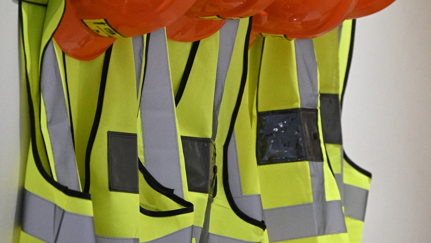 capacetes e coletes de EPI conforme as normas regulamentadoras de segurança do trabalho