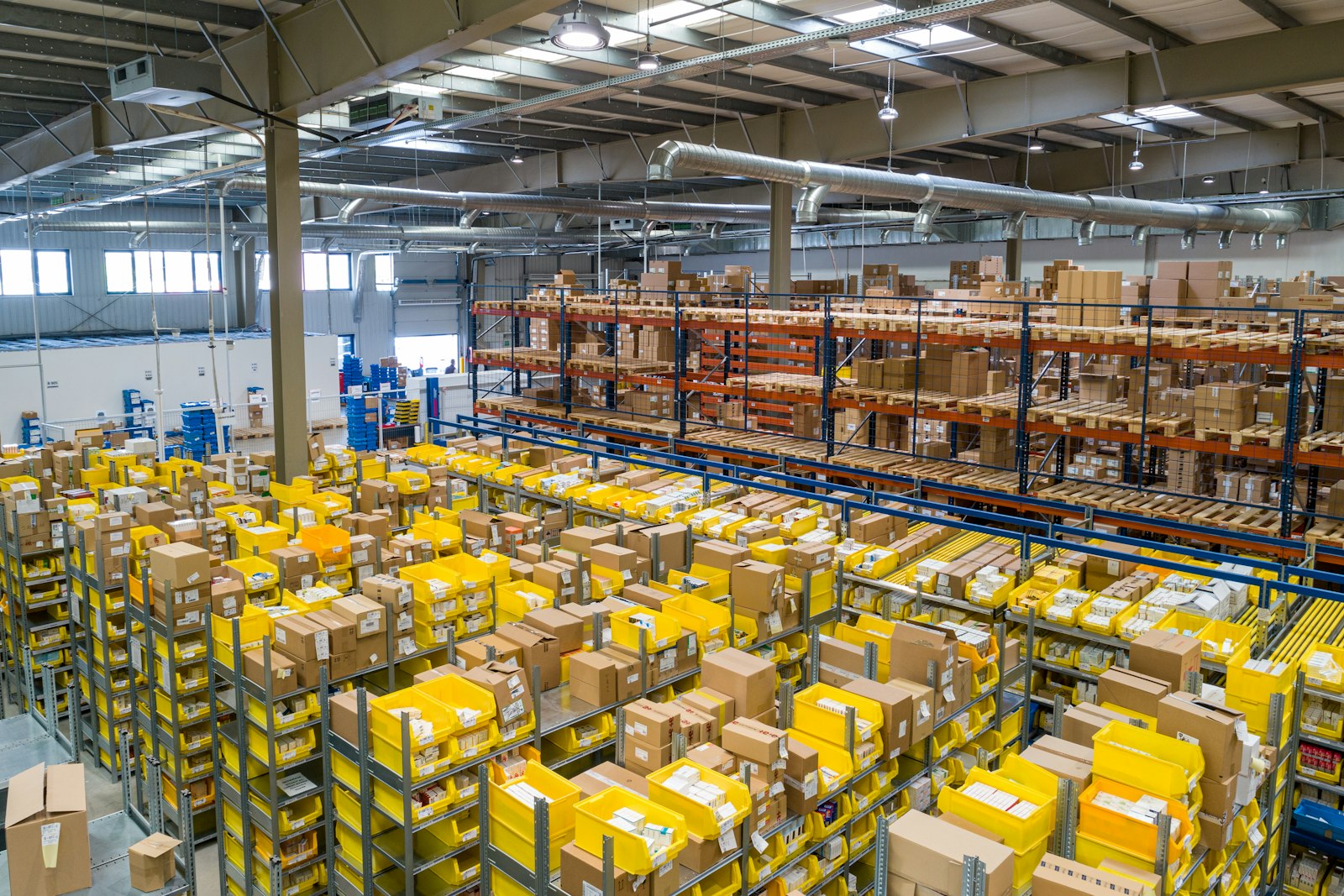 caixas de materiais recebidos de fornecedores no estoque da indústria